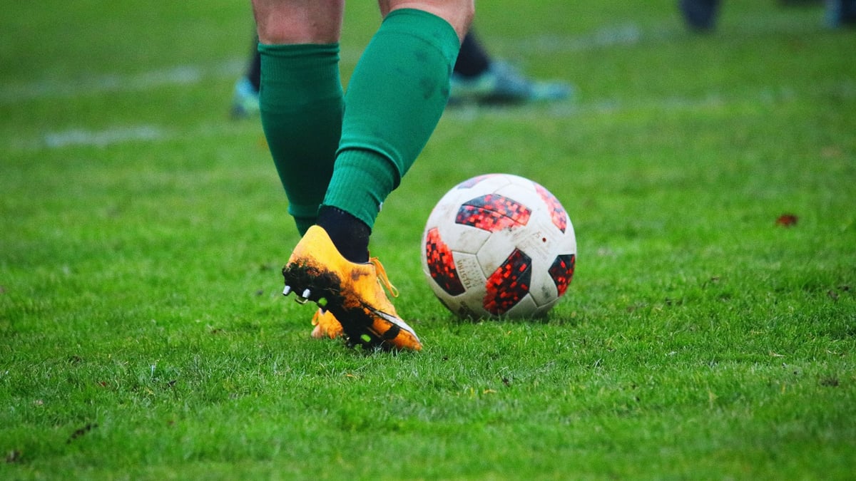  Jalgpallur valmistumas löögi sooritamiseks.