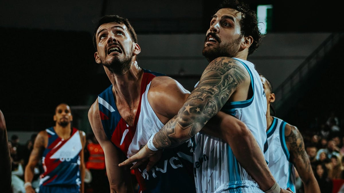 Kaks mängijat dramaatilisel hetkel NBA mängus