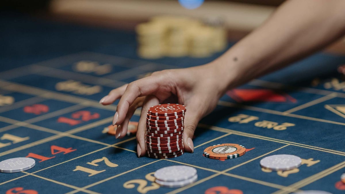 Inimene asetab panuse ruletilauale.