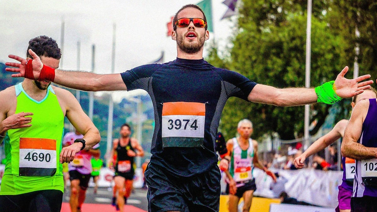 Mees, kes tuleb jooksuvõistlusel esimeseks.