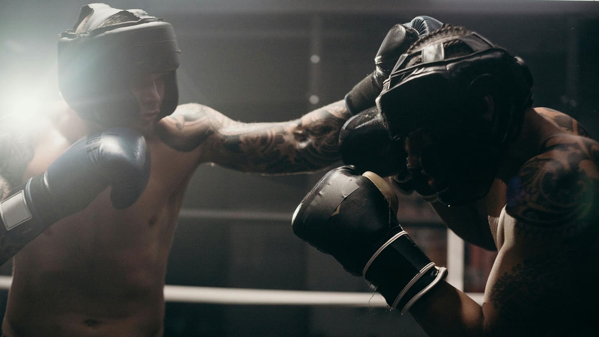 Kaks poksijat intensiivses poksimatšis.