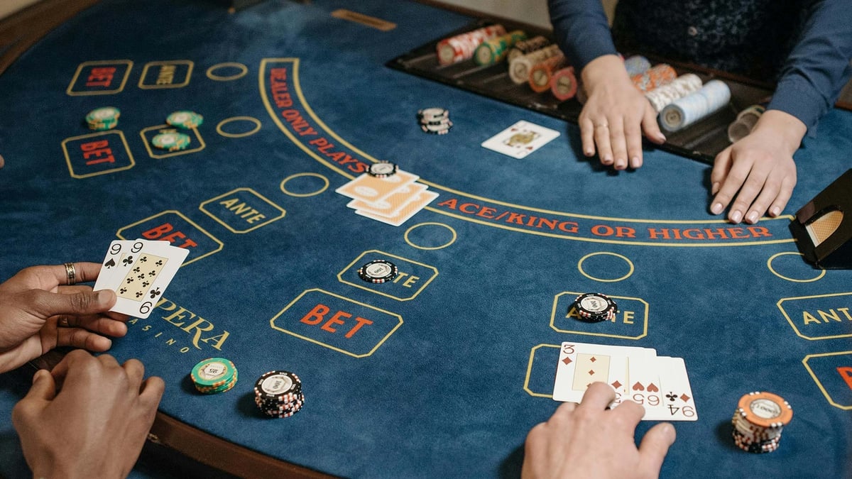 Kaks mängijat naudivad Blackjacki.