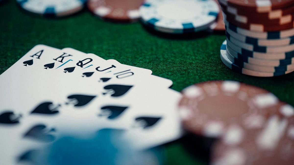 Mängija mängib Pafis kaardimängu.