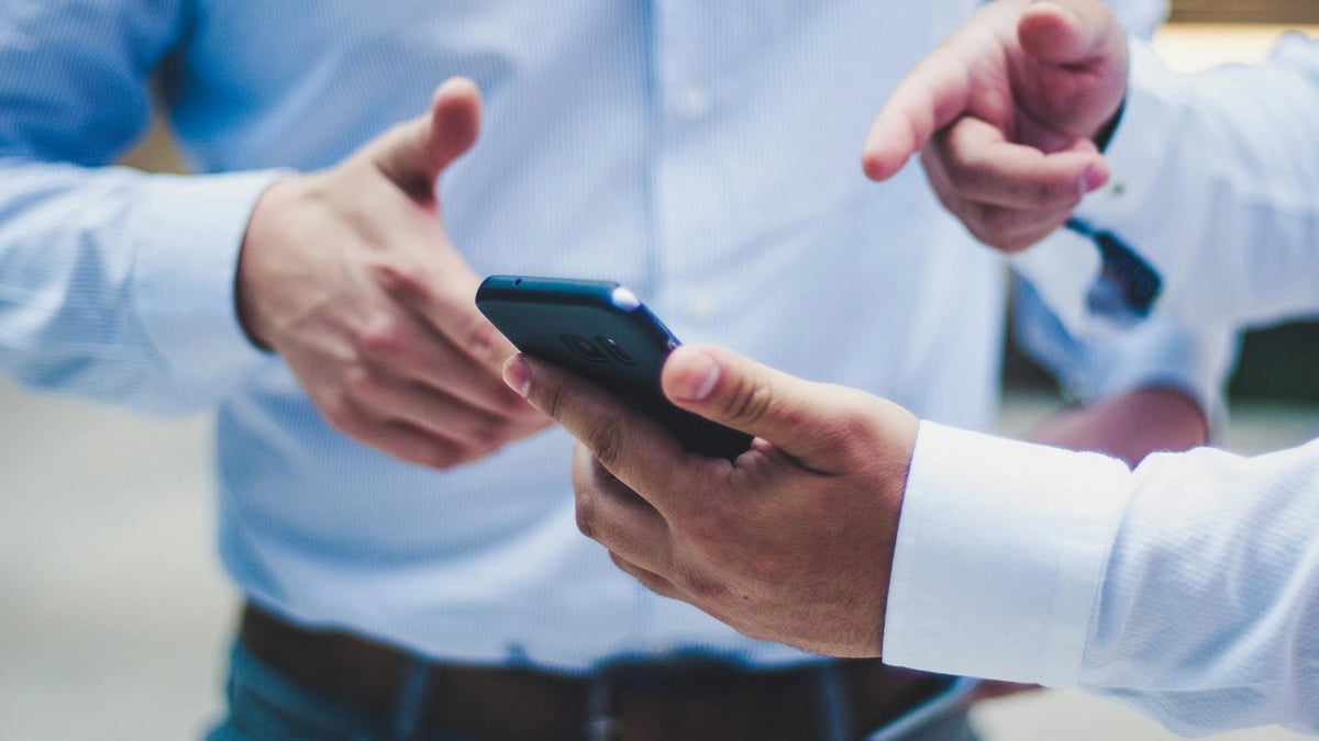 Isik näitamas enda hasartmängude eelarvet Pafis.