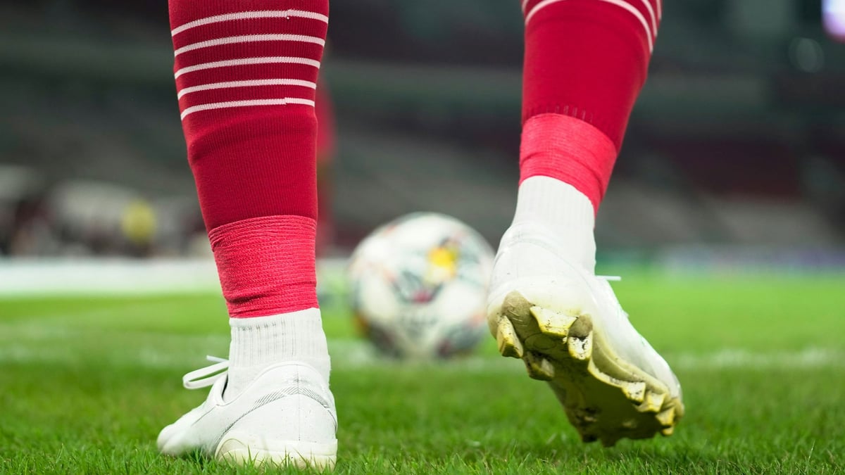 Lähivõte jalgpallurist pingelises ja põnevas jalgpallimängus.