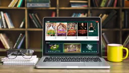 Sülearvuti ekraanil on avatud Paf live-kasiino sektsioon