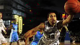 Dramaatiline hetk korvpallimängus.