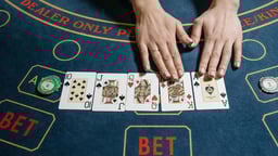 Texas Hold'emi mängija Paf kasiinos hoiab käes pokkerikaarte