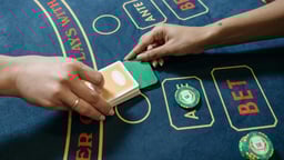 Bakaraa mängija poolitamas kaardipakki.