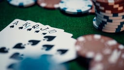 Mängija mängib Pafis kaardimängu.