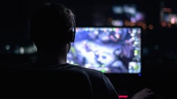 Inimene mängib e-spordi mängu.