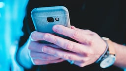 Inimene külastamas Pafi veebisaiti oma telefoniga.