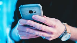 Inimene külastamas Pafi veebisaiti oma telefoniga.